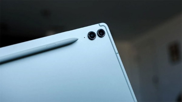 Samsung Galaxy Tab S10 FE Plus với camera sau được nâng cấp lên độ phân giải 13 MP