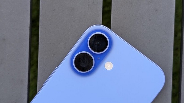 iPhone 16 tối giản với cụm camera đôi gồm ống kính chính 48MP và góc rộng 12MP