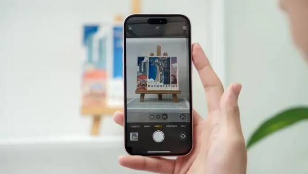 iPhone 15 với camera chính 48MP mạnh về khả năng xử lý hình ảnh và quay video