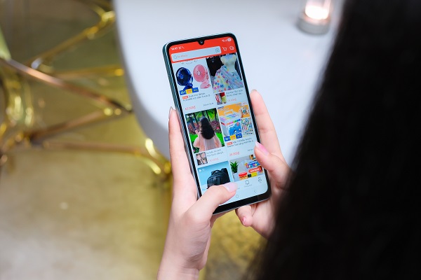 Samsung cho thấy sự hào phóng khi trang bị tần số quét lên tới 120Hz trên không gian 6.7 inch