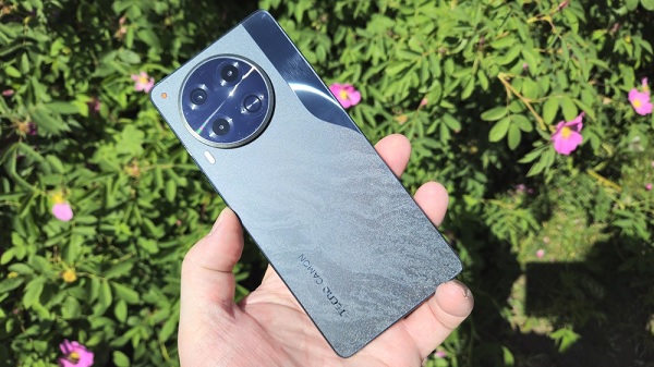 Thiết kế của TECNO Camon 30 hiện đại và sang trọng hơn đối thủ