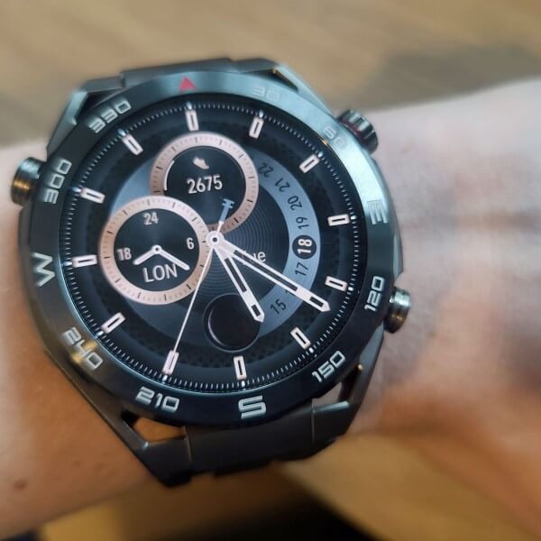 Huawei Watch Ultimate sử dụng tấm nền AMOLED