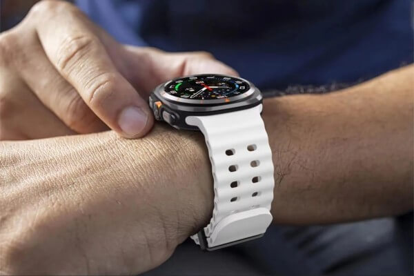 Samsung Galaxy Watch Ultra LTE có pin 590 mAh và hỗ trợ sạc không dây chuẩn Qi 