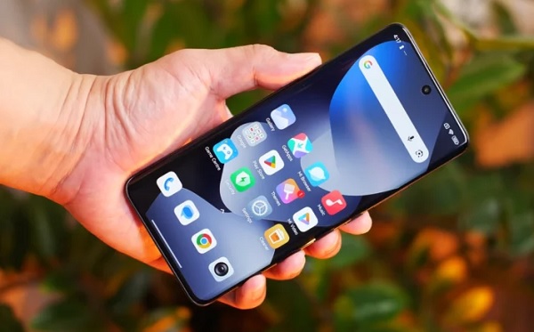 Về phương diện hiển thị, đại diện từ Xiaomi tỏ ra vượt trội hơn đối thủ