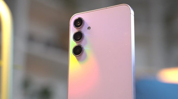 Galaxy A55 5G tiếp tục khẳng định triết lý "chất lượng hơn số lượng" với camera chính 50MP