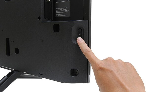 Nhấn giữ nút nguồn trên thân tivi từ 15–30 giây