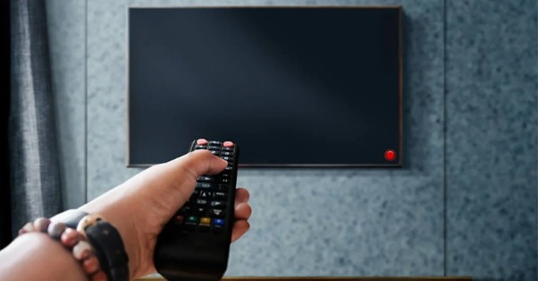 Tắt tivi bằng nút nguồn và rút dây điện ra khỏi ổ cắm để thiết bị được nghỉ ngơi