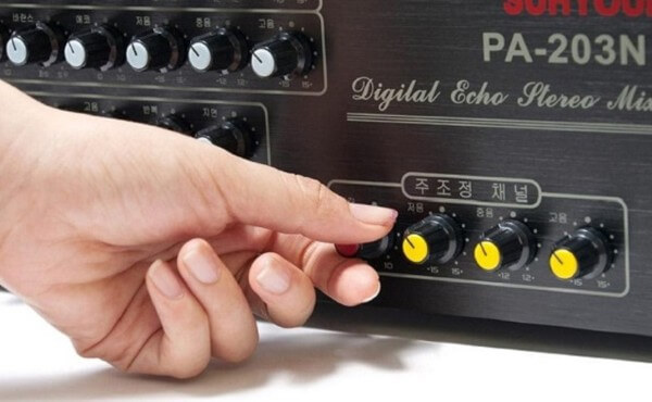 Khi tăng treble quá nhiều hoặc thiết bị không phù hợp trong không gian gây khó chịu