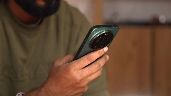 Vật liệu sợi thủy tinh tổng hợp được chọn để hoàn thiện mặt sau