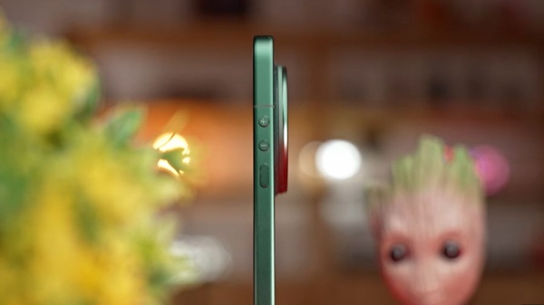 Xiaomi đã mạnh dạn rũ bỏ phong cách bo cong truyền thống để quay lại với lối thiết kế phẳng