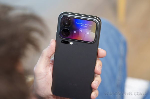 Nhiều khả năng Xiaomi 18 Pro sẽ tiếp tục có thiết kế màn hình phụ ở mặt sau