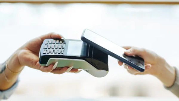 Đặt mặt sau điện thoại gần máy POS để xác nhận thanh toán