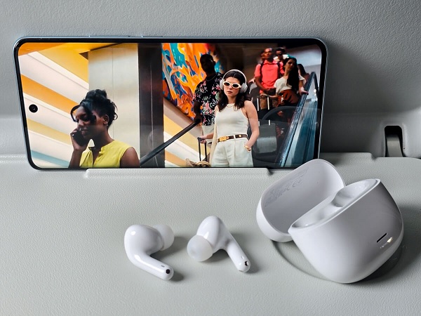 Máy được trang bị màn hình AMOLED 6.77 inch