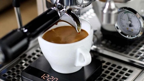 Cà phê Espresso được pha chế bằng máy chuyên dụng từ bột cà phê rang xay mịn