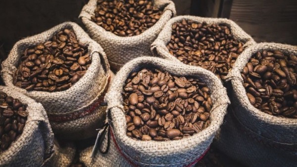 Trộn cà phê nhằm tạo ra hương vị đặc trưng cho espresso