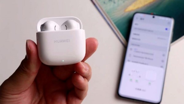 Mở nắp hộp sạc tai nghe và nhấn nút bên hông hộp sạc