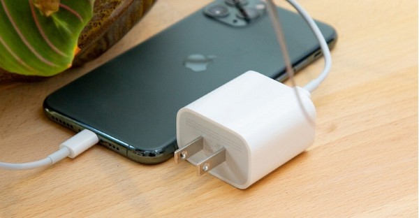 Củ sạc 20W của Apple có thể sạc nhanh iPhone từ 0% lên khoảng 50%