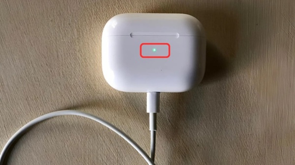 Cách nhận biết tai nghe Bluetooth đầy pin qua đèn LED thông báo