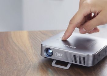 Cách sử dụng máy chiếu mini thỏa mãn đam mê xem phim