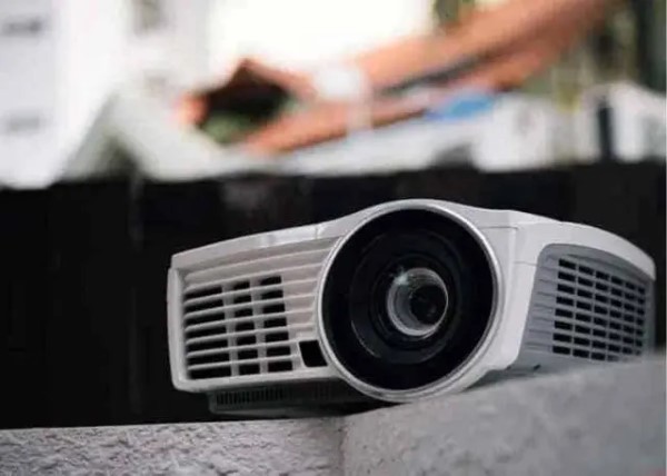 Đặt máy chiếu trên bề mặt phẳng và chắc chắn