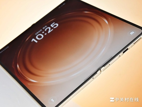 Camera selfie cũng nhận được sự đầu tư lớn khi nâng cấp lên độ phân giải 20MP cho cả hai màn hình