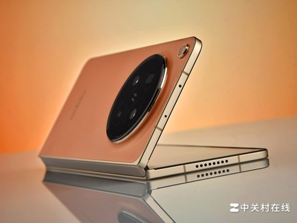 Phần khung viền và cơ chế gập của Find N6 được cho là chế tác từ hợp kim titan siêu hạng