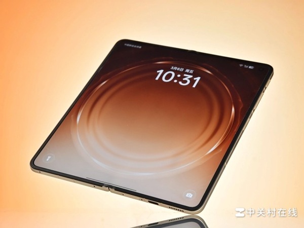 Phần nếp gấp giữa màn hình của máy gần như đã được triệt tiêu hoàn toàn