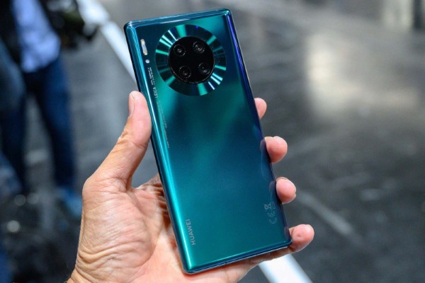 Xem số Serial in trực tiếp trên thân máy hoặc trên tem dán