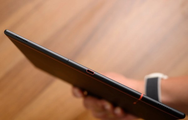 Boox Note Air 4 C dày chỉ 5,8mm và nặng khoảng 420g