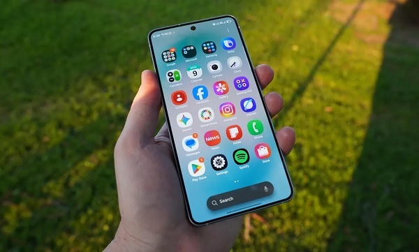 Galaxy S26 giữ nguyên độ sáng cực đại 2,600 nits, nhưng trải nghiệm ngoài trời vẫn thực sự ấn tượng