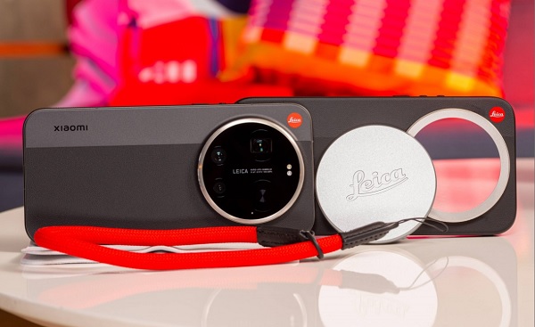 Biến thể "by Leica" lại như một bản giao hưởng hoài cổ với phần lưng được bọc da nhân tạo đầy sang trọng