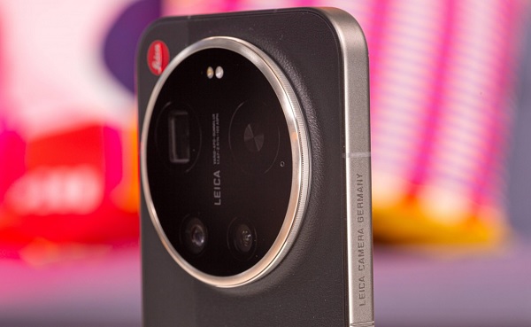 Xiaomi đã tích hợp một vòng xoay vật lý bao quanh đảo camera khổng lồ trên biến thể "by Leica"