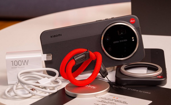 Xiaomi đã đóng gói phiên bản "by Leica" trong một bộ sản phẩm cực kỳ hoành tráng