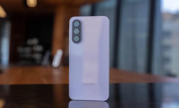 Galaxy A37 5G vẫn giữ phong cách thiết kế quen thuộc của dòng A-series