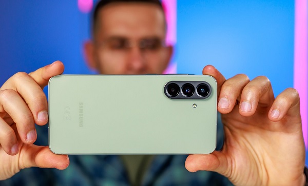 Khả năng nhiếp ảnh trên Galaxy A56 5G được bảo chứng bởi bộ ba ống kính chất lượng