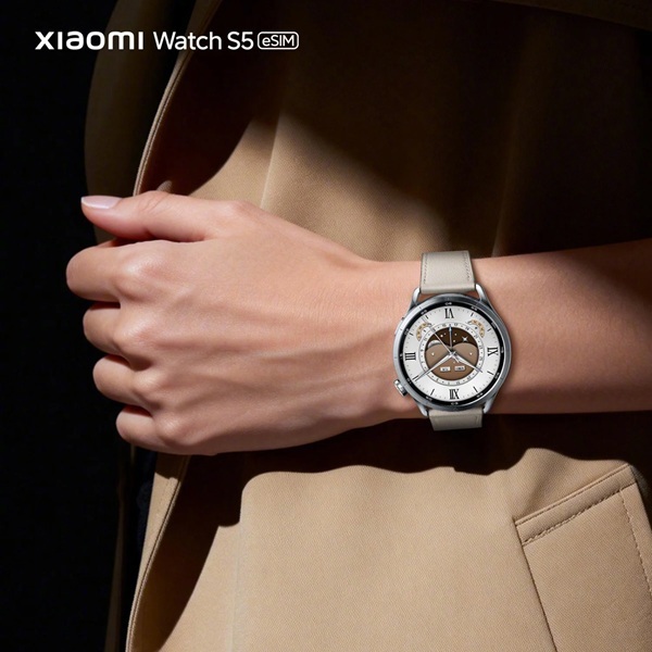 Watch S5 sở hữu phần thân được tinh chỉnh lại với viền bezel tích hợp cùng khung làm từ thép không gỉ 316L