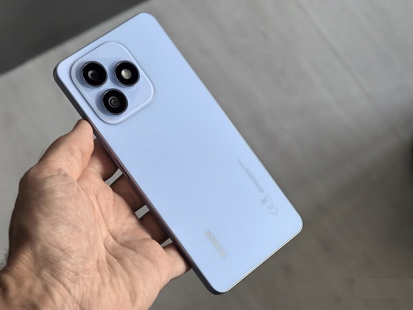 X8d sở hữu khung viền phẳng được hoàn thiện vuông vức, toát lên vẻ thời thượng và cực kỳ cứng cáp