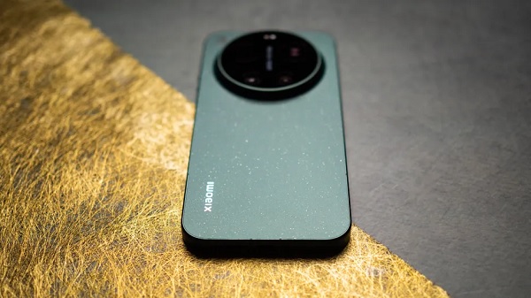 Viên pin của Xiaomi 17 Ultra được đẩy lên mức 6.800 mAh, vượt trội hơn đáng kể so với 15 Ultra