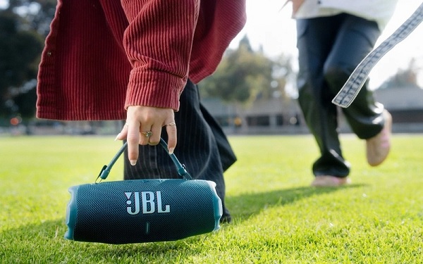 Loa Bluetooth JBL Charge 6 nổi bật với viên pin dung lượng lớn