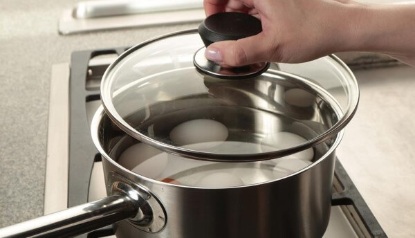 Đặt trứng vào nồi và đổ nước cao hơn bề mặt trứng