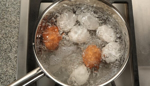 Bật bếp ga để đun nóng nước