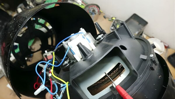 Nhờ kỹ thuật viên kiểm tra sợi đốt và linh kiện bên trong