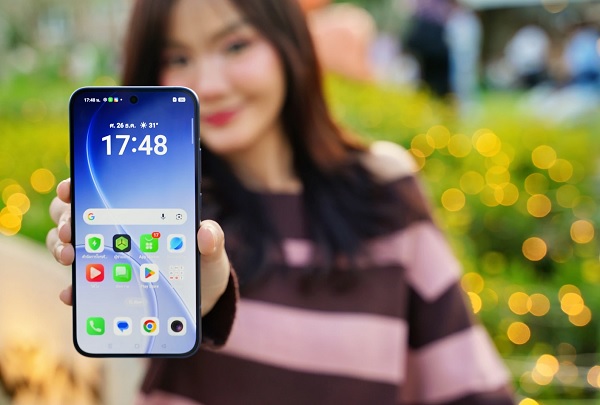 Reno15 5G gây ấn tượng với tần số quét 120Hz giúp mọi pha vuốt chạm hay chơi game trở nên nhạy bén