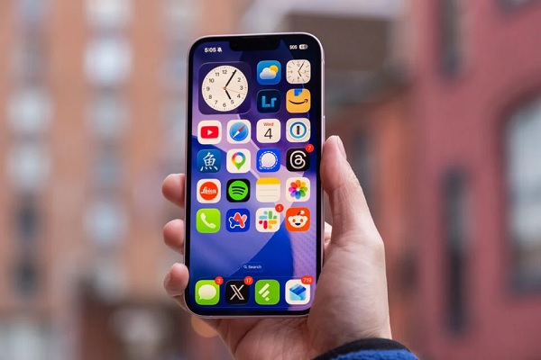 iPhone 17e nhỉnh hơn về khả năng hiển thị dưới trời nắng gắt 