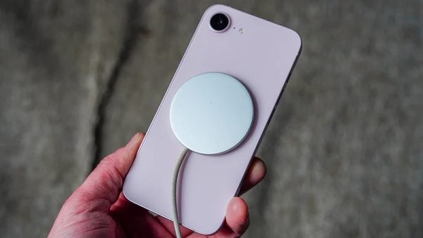 Pin iPhone 17e lớn hơn đáng kể so với viên pin 3.561 mAh trên iPhone 16