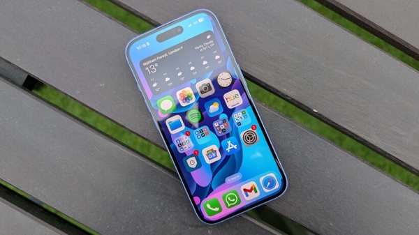 Thiết kế "hình viên thuốc" (Dynamic Island) trên iPhone 16