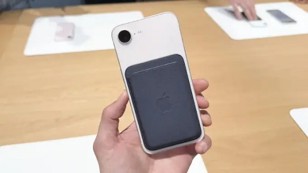 iPhone 17e chỉ hỗ trợ sạc dây 20W và MagSafe 15W