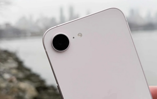 iPhone 17e lại đi theo hướng "ít nhưng chất" với duy nhất một ống kính 48MP phía sau