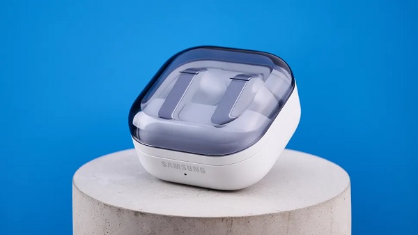 Cả hai đều cung cấp khoảng 6 tiếng nghe nhạc độc lập (có ANC)