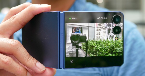 Galaxy Z Flip7 sở hữu cụm camera kép 50MP + 12MP